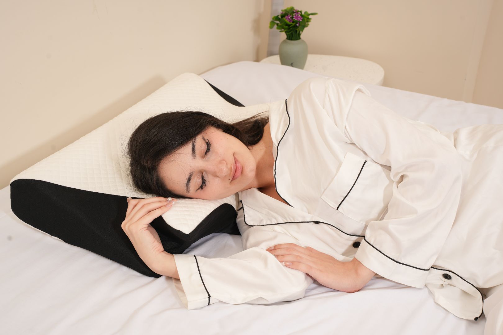 Model back sleeping on the front side of the Serene Island pillow with contoured neck support